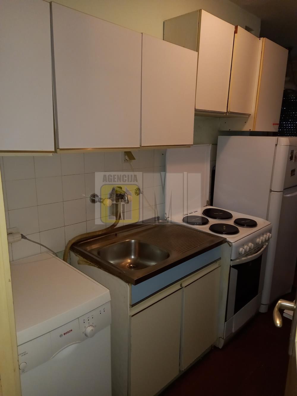 Hotel YU , uknjižen, 67m