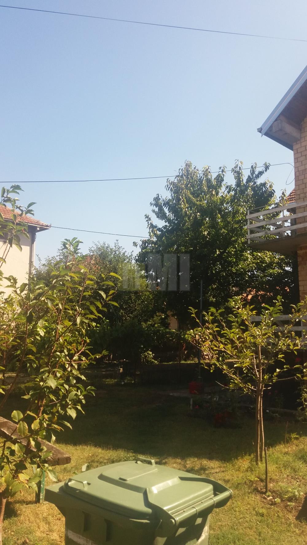 Surčin, kuća 540m+8a, 300.000 €