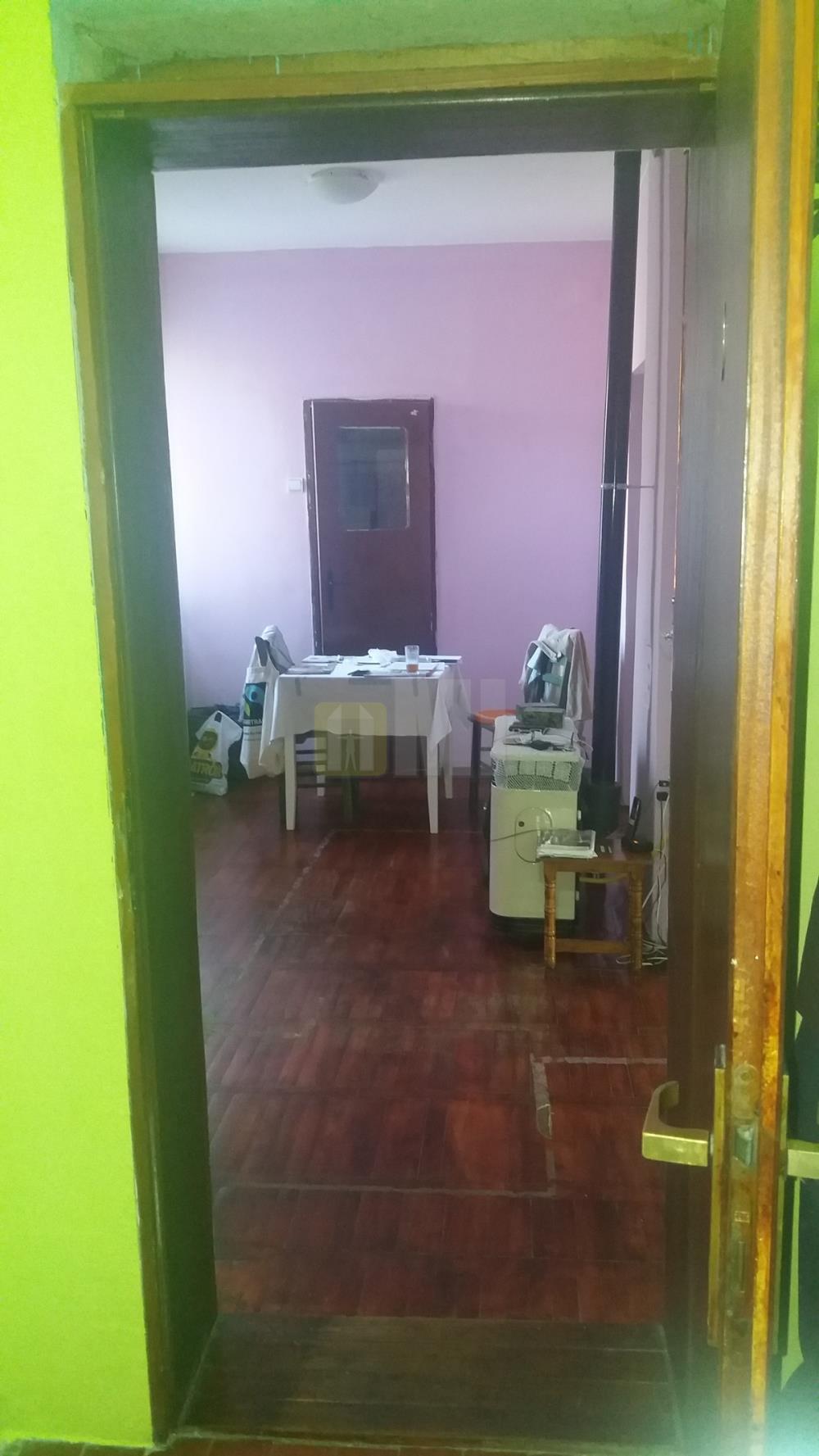 Surčin, kuća 540m+8a, 300.000 €