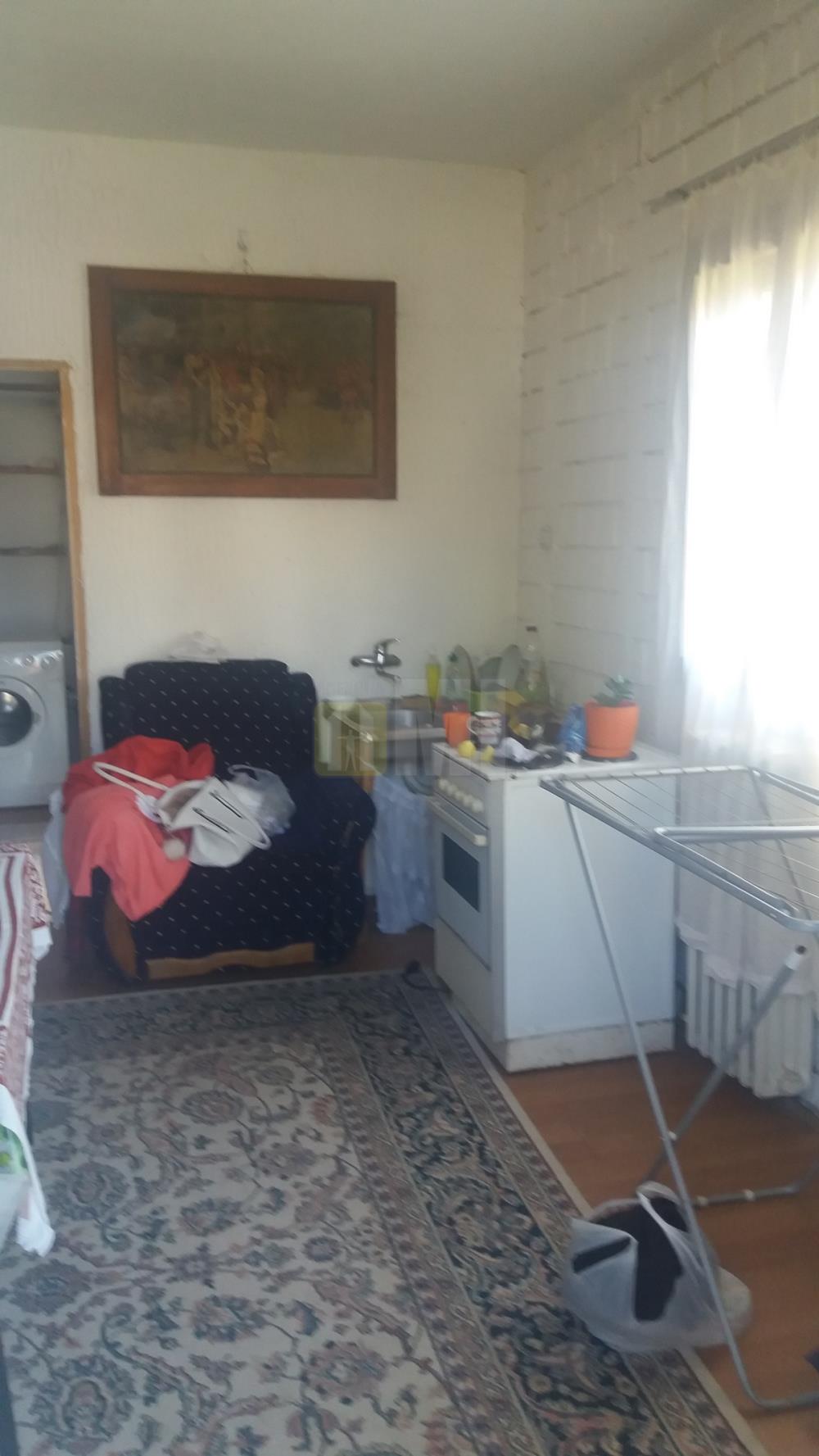 Surčin, kuća 540m+8a, 300.000 €