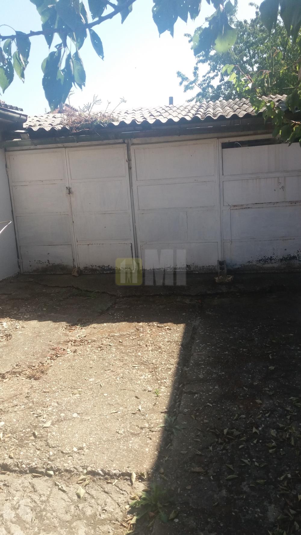 Surčin, kuća 540m+8a, 300.000 €