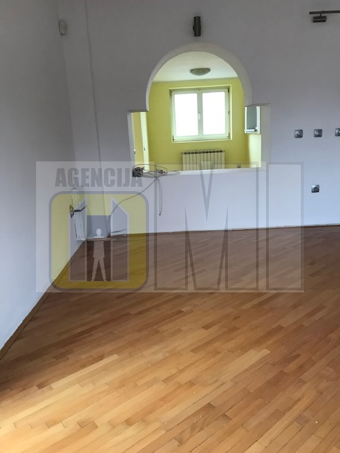 Vračar, kod hrama, 3-soban, polunamešten